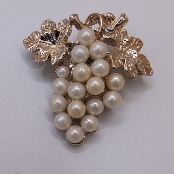 Gold and White Brooch Set with Grapes Leaf and Crescent Designs - Picture 2 of 6